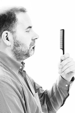 Orta yaşlı adam saç dökülmesi kellik saç dökülmesi ile ilgili yakın siyah ve beyaz, beyaz arka plan