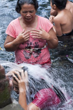 Belgesel yayın görüntü. Kutsal bahar su Tirta Empul Hindu tapınağı, Bali Endonezya