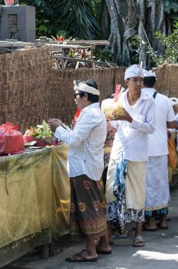 Belgesel yayın görüntü. Tapınak, din dua insanlar Hinduizm Budizm, Bali. Endonezya