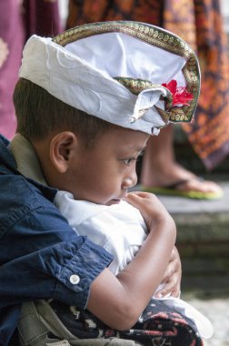 Açıklayıcı içerik görüntü. Kimliği belirsiz üzgün küçük çocuk