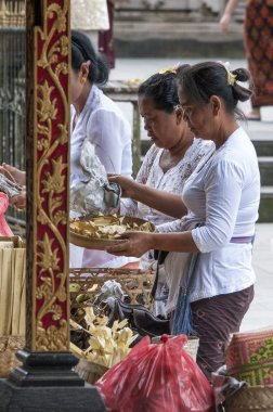Belgesel yayın görüntü. Kimliği belirsiz kadın tören tapınağın hazırlanıyor