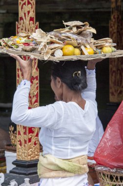 Belgesel yayın görüntü. Kimliği belirsiz kadın tören tapınağın hazırlanıyor