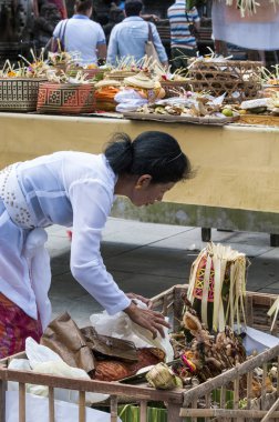 Belgesel yayın görüntü. Kimliği belirsiz kadın tören tapınağın hazırlanıyor