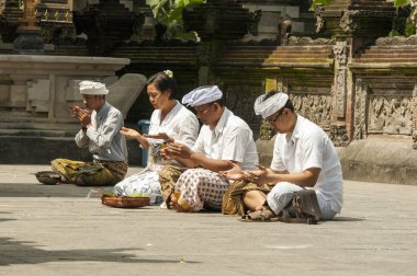 Belgesel yayın görüntü. Tapınak, din dua insanlar Hinduizm Budizm, Bali. Endonezya