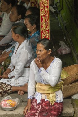 Belgesel yayın görüntü. Kimliği belirsiz kadın tören tapınağın hazırlanıyor