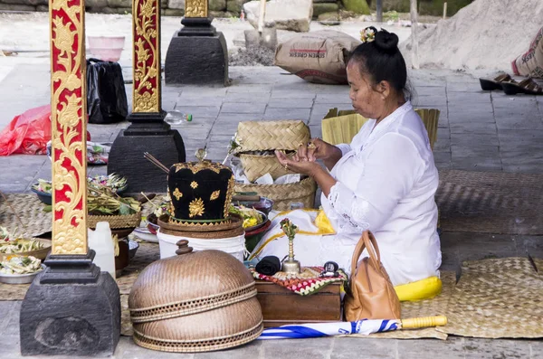 Film dokumentalny obrazu redakcji. Niezidentyfikowane kobiety przygotowanie ceremonii w świątyni — Zdjęcie stockowe