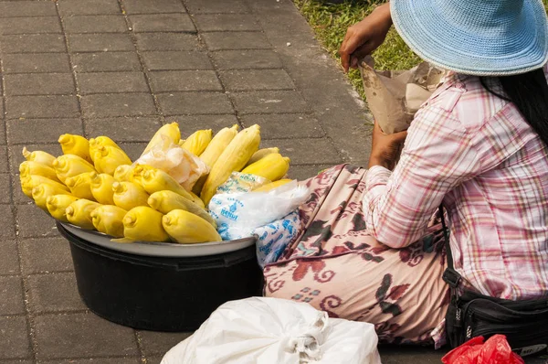 Ενδεικτικό συντακτική εικόνες. Γυναίκα saling γλυκό καλαμπόκι που καταναλώνεται στο Μπαλί, επί της οδού temple — Φωτογραφία Αρχείου
