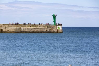 Deniz kenarındaki sete kırmızı ve yeşil deniz fenerleri ile