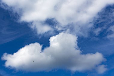 Bulutlu mavi gökyüzü