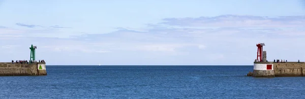 Damm mit roten und grünen Leuchttürmen — Stockfoto