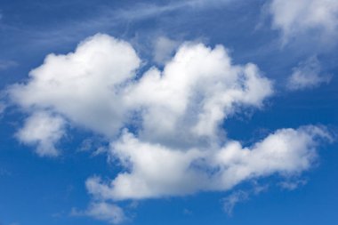 Bulutlu mavi gökyüzü