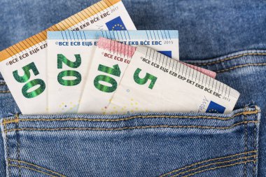 Mavi kot pantolon cebinden yapışmasını Euro para birimi cinsinden banknot reçeteleri.