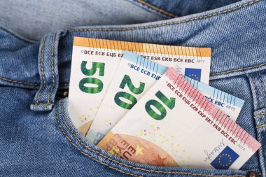 Mavi kot pantolon cebinden yapışmasını Euro para birimi cinsinden banknot reçeteleri.