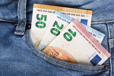 Mavi kot pantolon cebinden yapışmasını Euro para birimi cinsinden banknot reçeteleri.