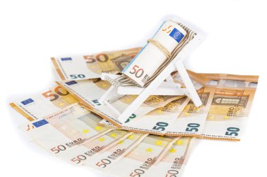 Haddelenmiş kadar paket, euro banknot üzerinde minyatür şezlong.