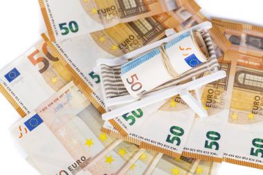Haddelenmiş kadar paket, euro banknot üzerinde minyatür şezlong.