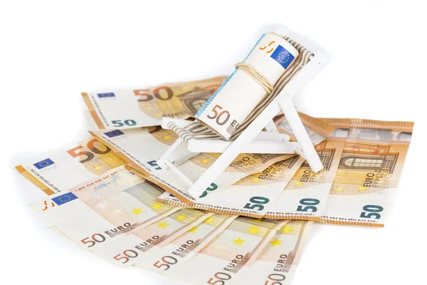 Haddelenmiş kadar paket, euro banknot üzerinde minyatür şezlong.