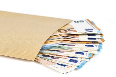Kahverengi zarf beyaz arka plan üzerinde euro banknot dolu. Yolsuzluk ve rüşvet kavramı