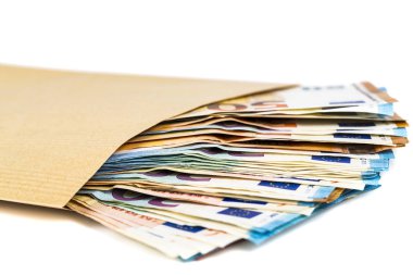 Kahverengi zarf beyaz arka plan üzerinde euro banknot dolu. Yolsuzluk ve rüşvet kavramı