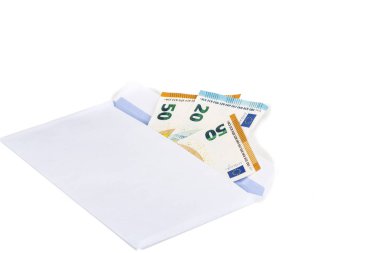 Beyaz zarf beyaz arka plan üzerinde euro banknot dolu. Yolsuzluk ve rüşvet kavramı