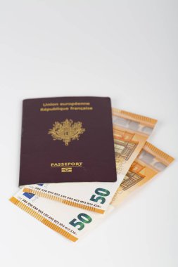 Avrupa Fransız pasaportu sayfaları arasında 100 euro faturaları banknotlar eklenen