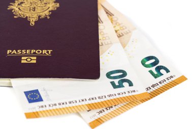 Avrupa Fransız pasaportu sayfaları arasında 100 euro faturaları banknotlar eklenen