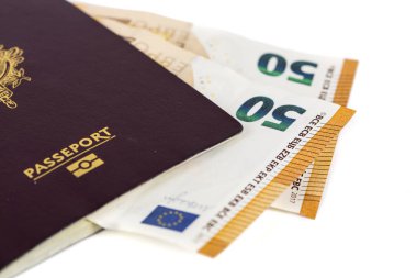 Avrupa Fransız pasaportu sayfaları arasında 100 euro faturaları banknotlar eklenen