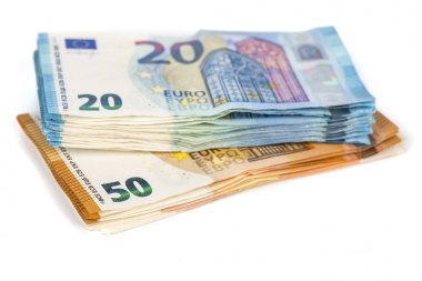 Faturaları kağıt 20 ve 50 euro banknot beyaz zemin üzerine hap