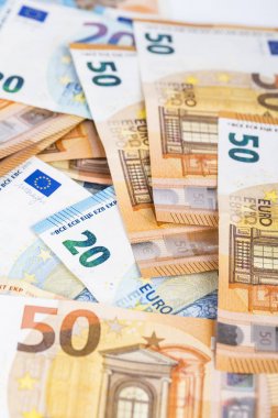 Avrupa Birliği para birimi euro banknot faturaları arka plan. 2, 10, 20 ve 50 euro. Kavram başarı zengin ekonomi. Beyaz arka plan üzerinde