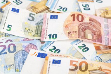 Avrupa Birliği para birimi euro banknot faturaları arka plan. 2, 10, 20 ve 50 euro. Kavram başarı zengin ekonomi. Beyaz arka plan üzerinde