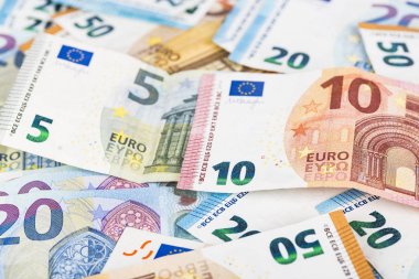 Avrupa Birliği para birimi euro banknot faturaları arka plan. 2, 10, 20 ve 50 euro. Kavram başarı zengin ekonomi. Beyaz arka plan üzerinde