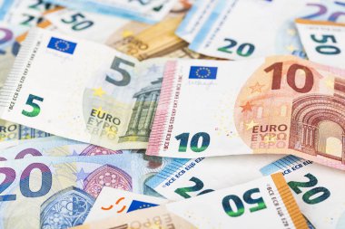 Avrupa Birliği para birimi euro banknot faturaları arka plan. 2, 10, 20 ve 50 euro. Kavram başarı zengin ekonomi. Beyaz arka plan üzerinde