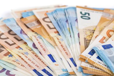 Avrupa Birliği para birimi euro banknot faturaları arka plan. 2, 10, 20 ve 50 euro. Kavram başarı zengin ekonomi. Beyaz arka plan üzerinde