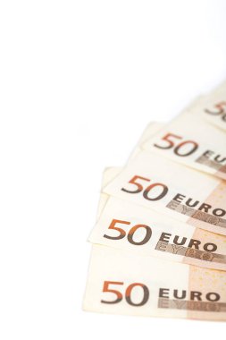 Beyaz arka plan üzerinde banknot 50 euro Avrupa para ile yapılan yarım daire