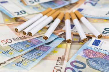 Euro banknot faturaları sigara ile