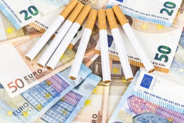 Euro banknot faturaları sigara ile