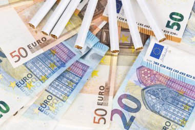 Euro banknot faturaları sigara ile