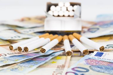 Euro banknot faturaları sigara ile