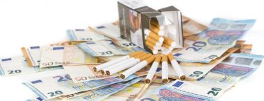 Euro banknot faturaları sigara ile