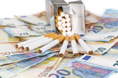 Euro banknot faturaları sigara ile
