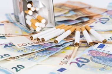 Euro banknot faturaları sigara ile