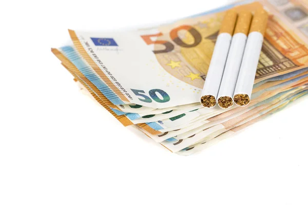 Banconote in euro banconote con sigarette — Foto Stock