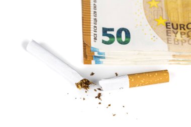 Beyaz arka plan üzerinde euro banknot üzerinde kırık Sigara.