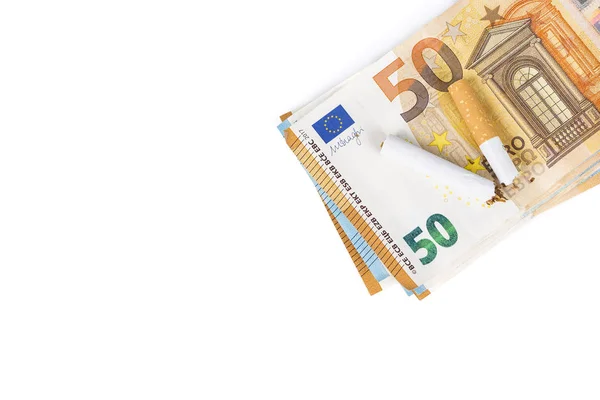 Zigarette zerbrochen auf Euro-Banknoten auf weißem Hintergrund. — Stockfoto