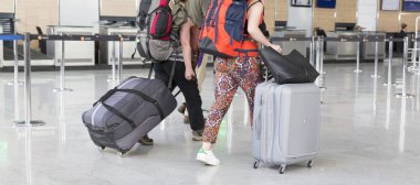 Havaalanı Bagaj Trolley bavul ile Havaalanı, istasyonu, Fransa yürüyen kimliği belirsiz kadın