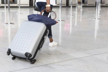 Havaalanı Bagaj Trolley bavul ile Havaalanı, istasyonu, Fransa yürüyen kimliği belirsiz kadın.