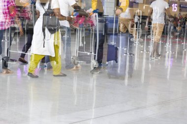 Havaalanı Bagaj bavul ile Havaalanı, istasyonu, Fransa yürüyen kimliği belirsiz kadın Trolley. Hareket, çift pozlama bulanıklığı