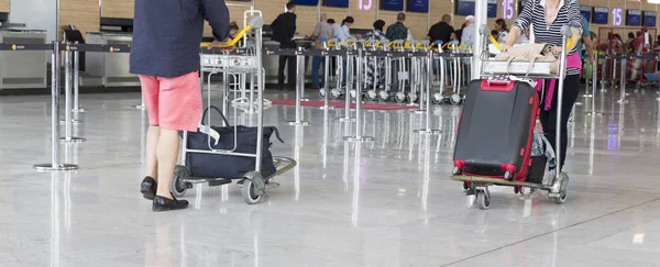 Transporte de equipaje del aeropuerto con maletas, hombre no identificado mujer caminando en el aeropuerto, estación, Francia —  Fotos de Stock