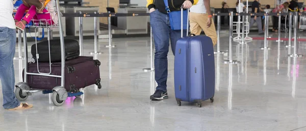 Transporte de equipaje del aeropuerto con maletas, hombre no identificado mujer caminando en el aeropuerto, estación, Francia —  Fotos de Stock