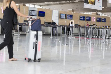 Belgesel yayın görüntü. Havaalanı Bagaj bavul, kimliği belirsiz ile erkek kadın havaalanında istasyonu yürüme.